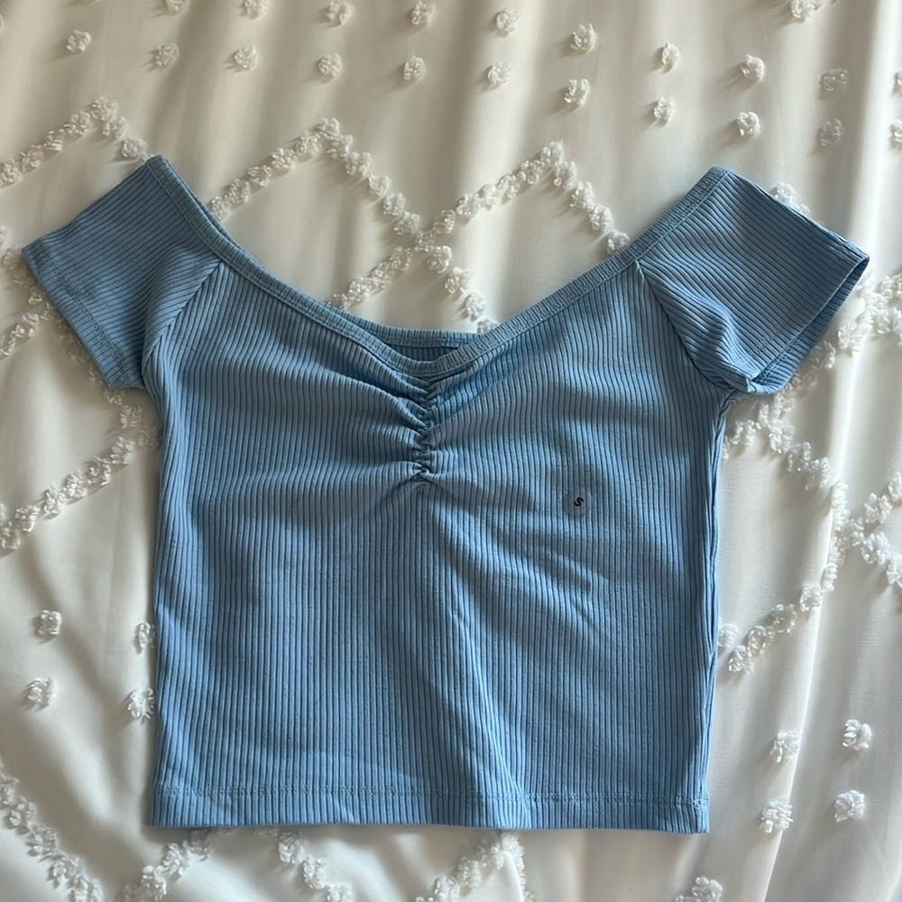 Brand new baby blue crop top from American Eagle. Size small.